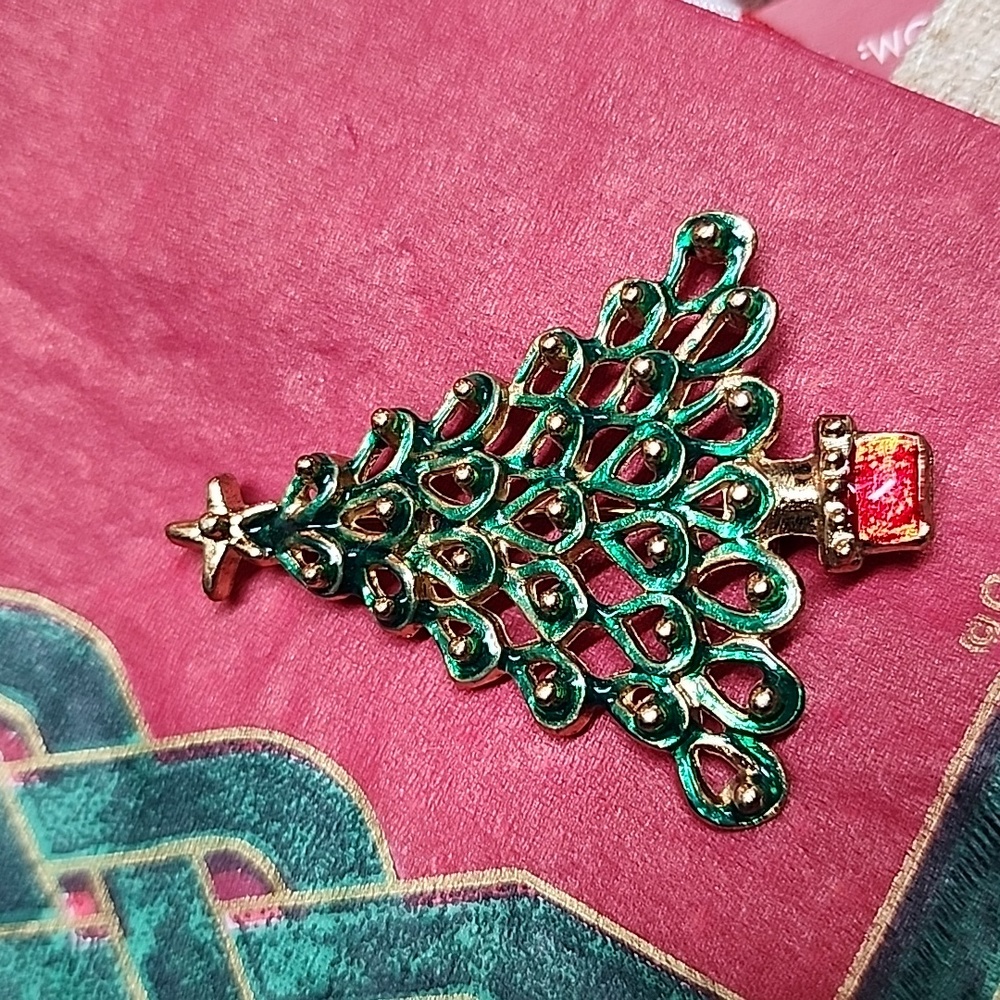 Vintage Gold Tone Christmas Tree Green & Red Enamel Pin Brooch